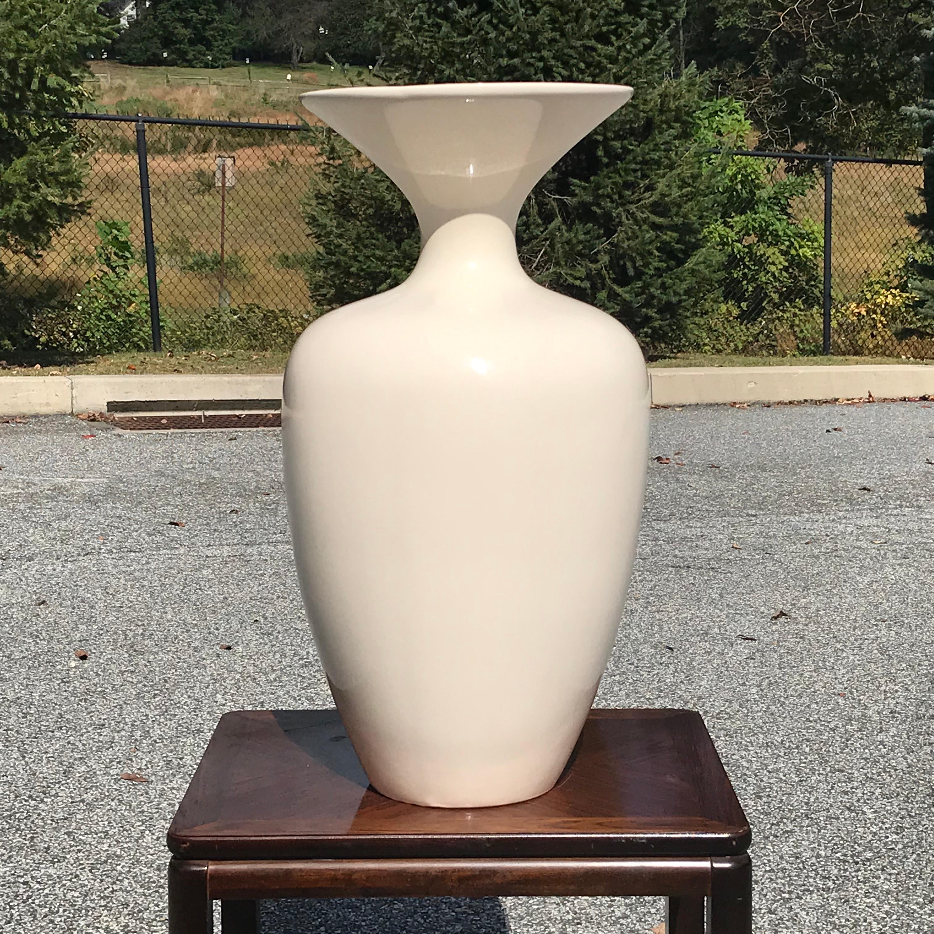 Moderne Vase monumental en céramique blanche Jaru des années 1970 en vente