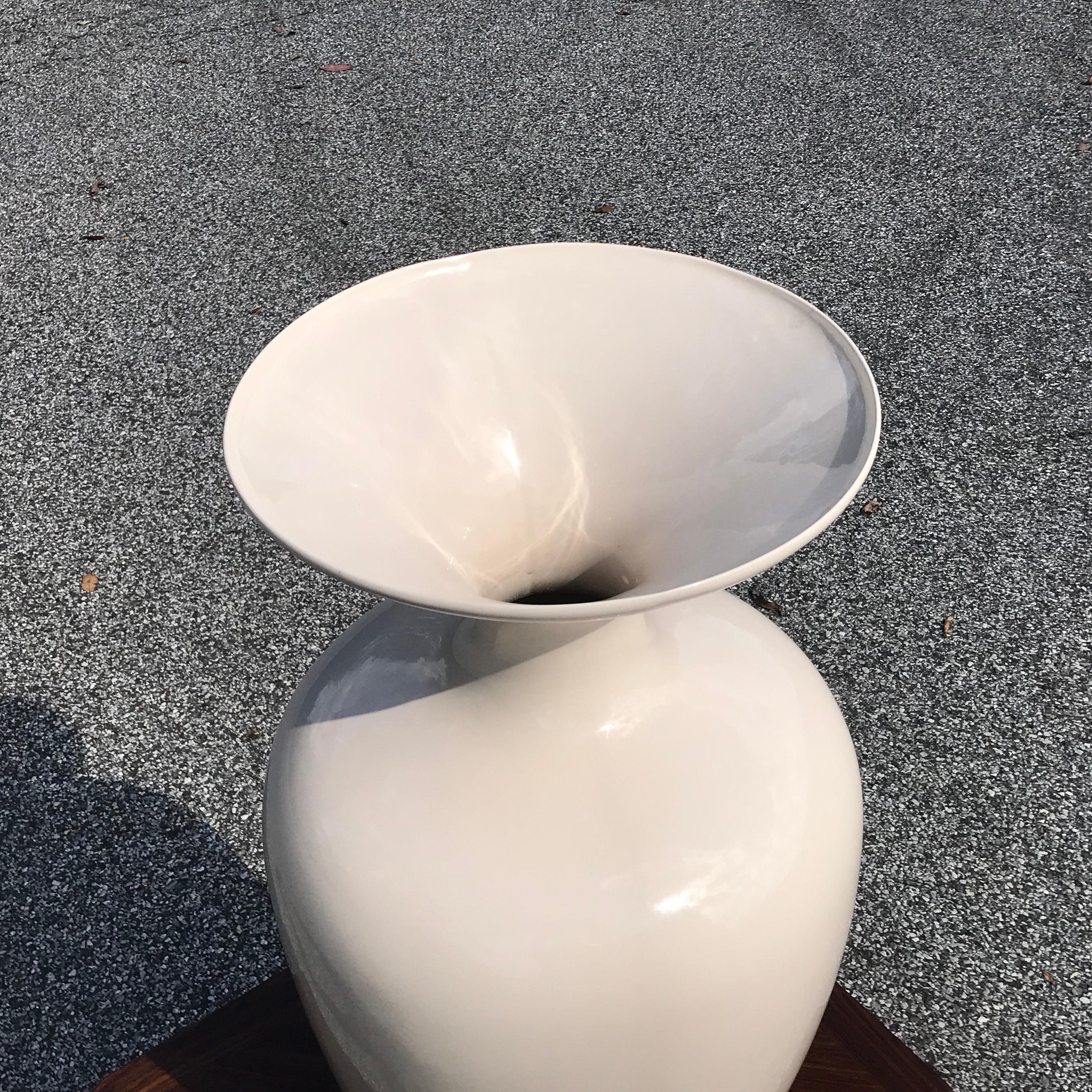 20ième siècle Vase monumental en céramique blanche Jaru des années 1970 en vente