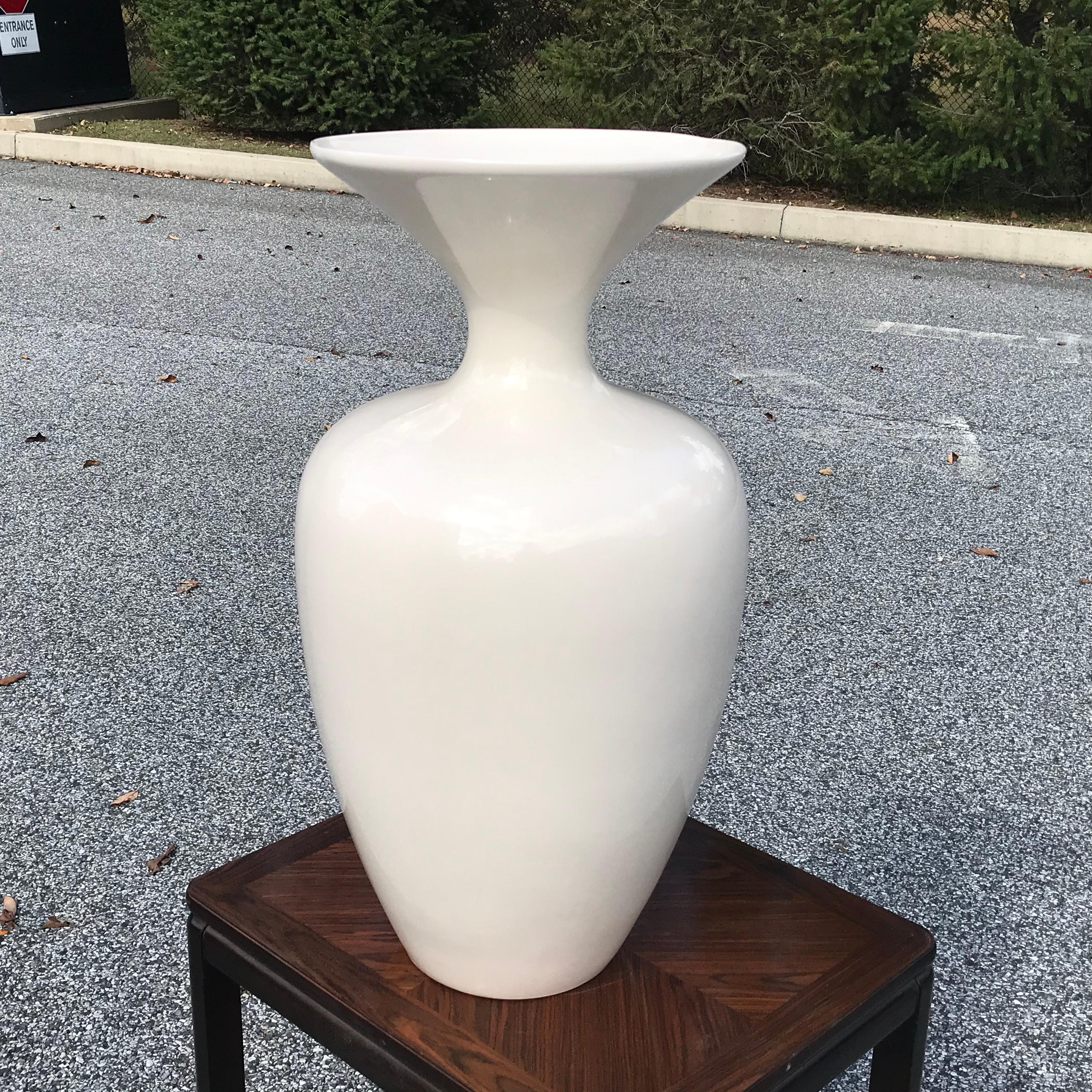Céramique Vase monumental en céramique blanche Jaru des années 1970 en vente