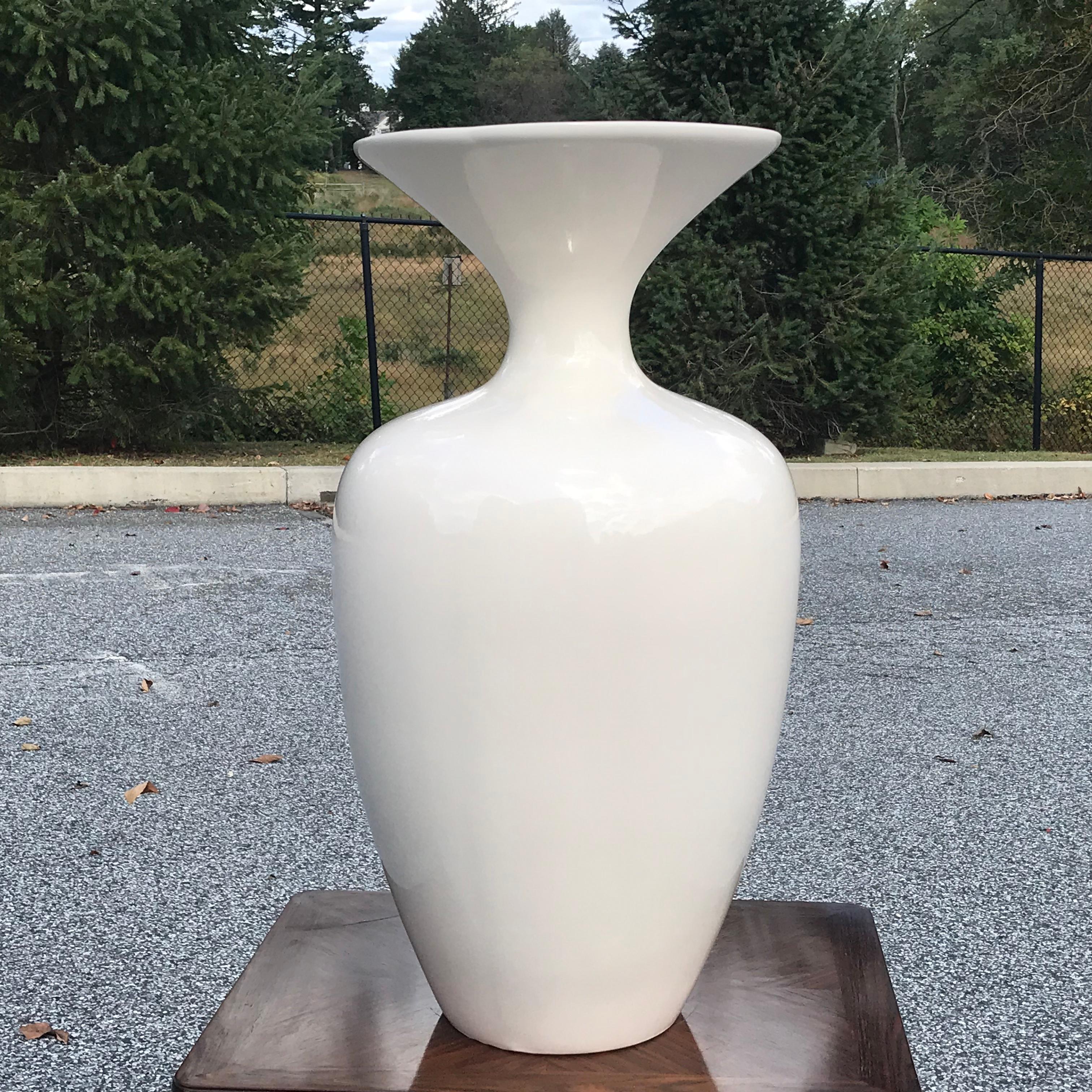 Vase monumental en céramique blanche Jaru des années 1970 en vente 1