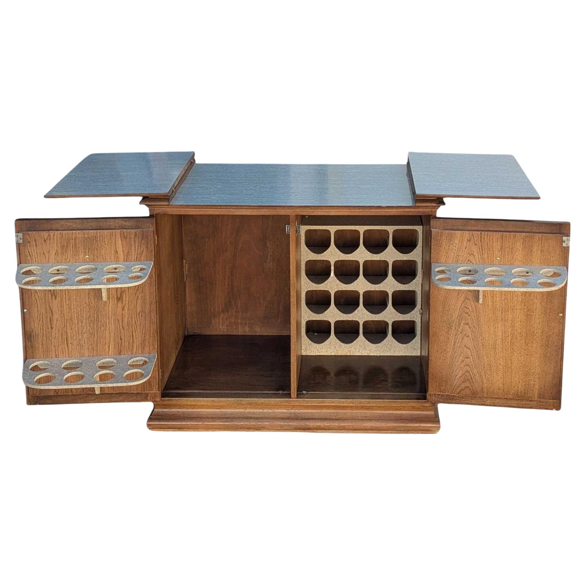 1970 Jasper Cabinet Co. Mueble Bar Seco Estilo Roble en venta