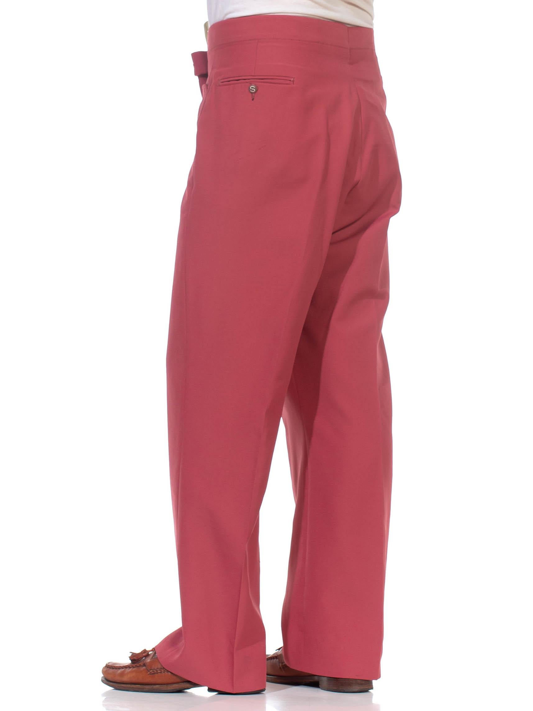 JAYMAR SANS A BELT Dunkle lachsfarbene Polyester-Herrenhosen, 1970er (Pink) im Angebot