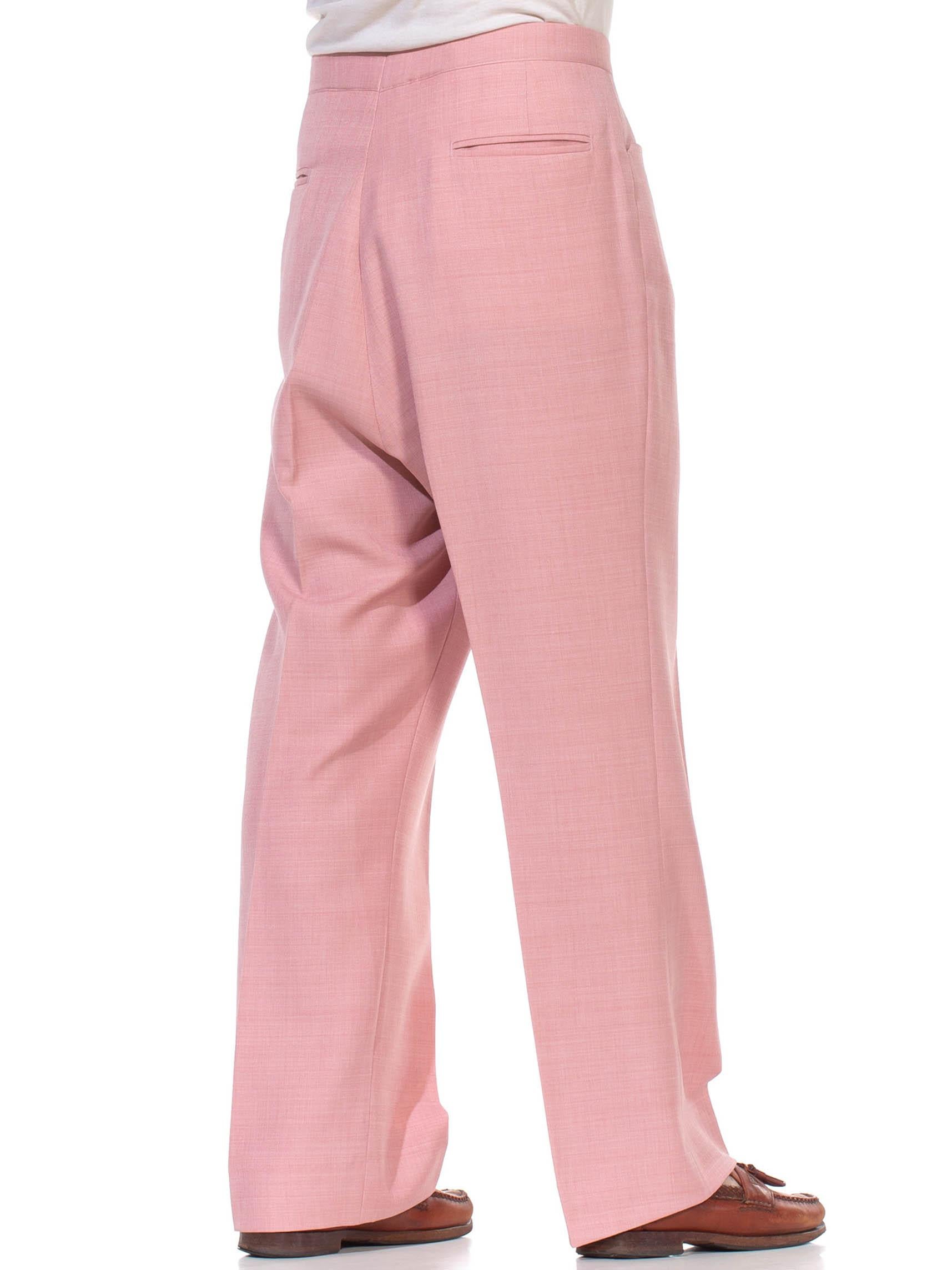 1970S JAYMAR SANS A BELT Hellrosa Polyester Herrenhosen (Pink) im Angebot