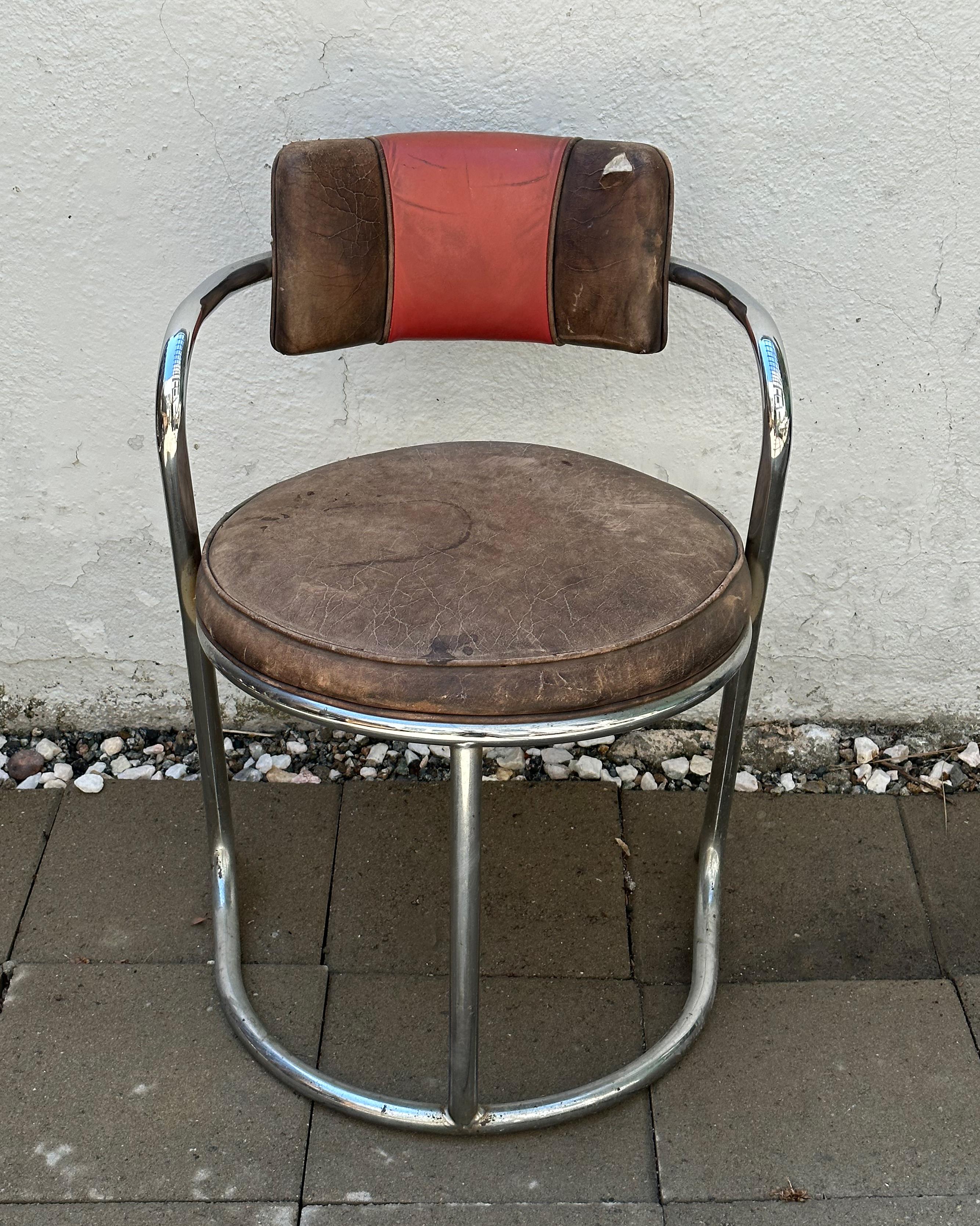 Experience the charm of the 1970s Art Deco revival with this authentic chair produced by Jazz, a company renowned for its successful fusion of styles reminiscent of the iconic Donald Deskey and Frank Lloyd Wright. Located in the heart of the Los