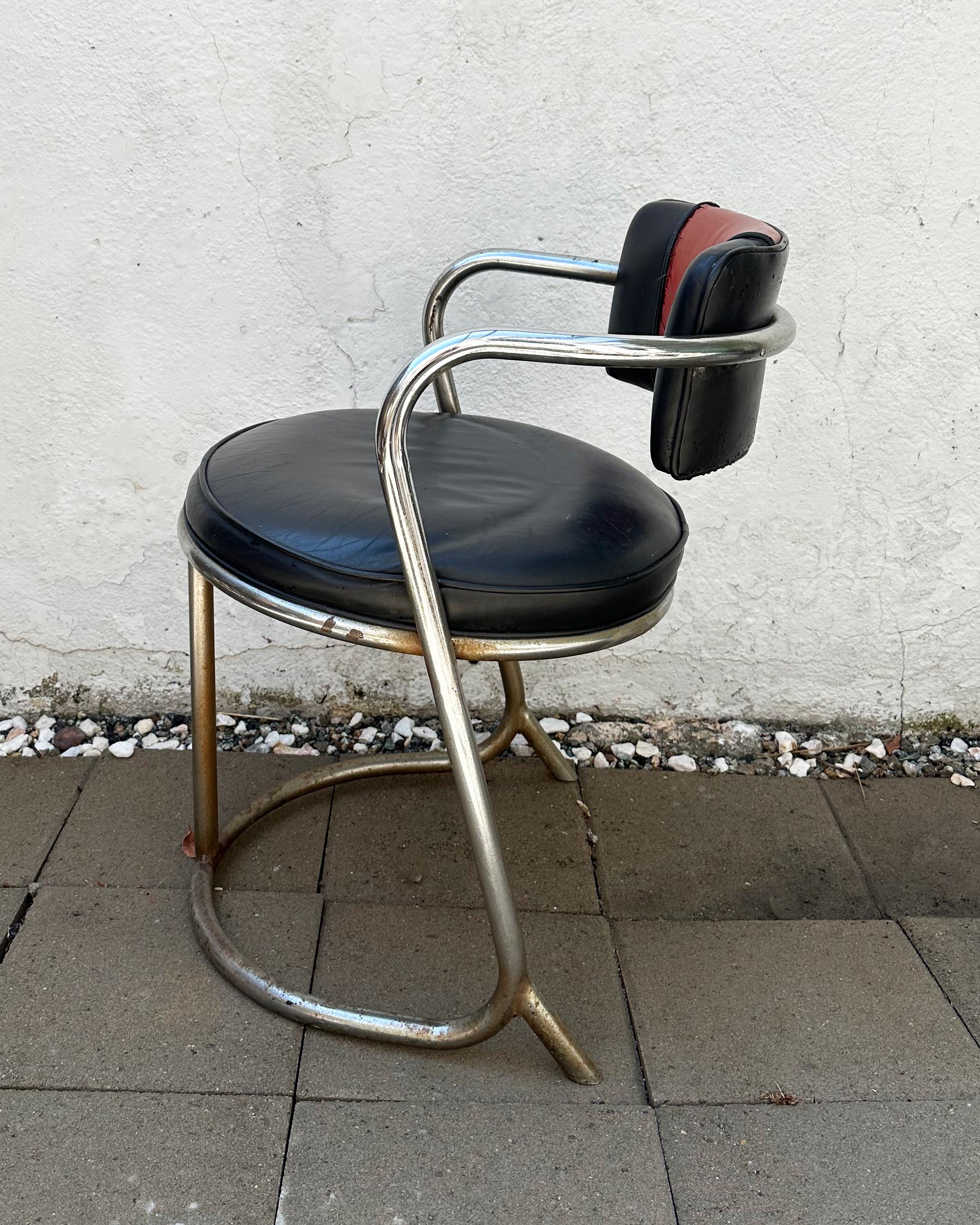 Remontez le temps avec cette exceptionnelle paire de chaises Art déco, témoignage tangible de l'esthétique glamour des années 1970 réimaginée par l'entreprise emblématique, Jazz.

Jazz, un nom très respecté qui a trouvé sa place dans le cœur battant