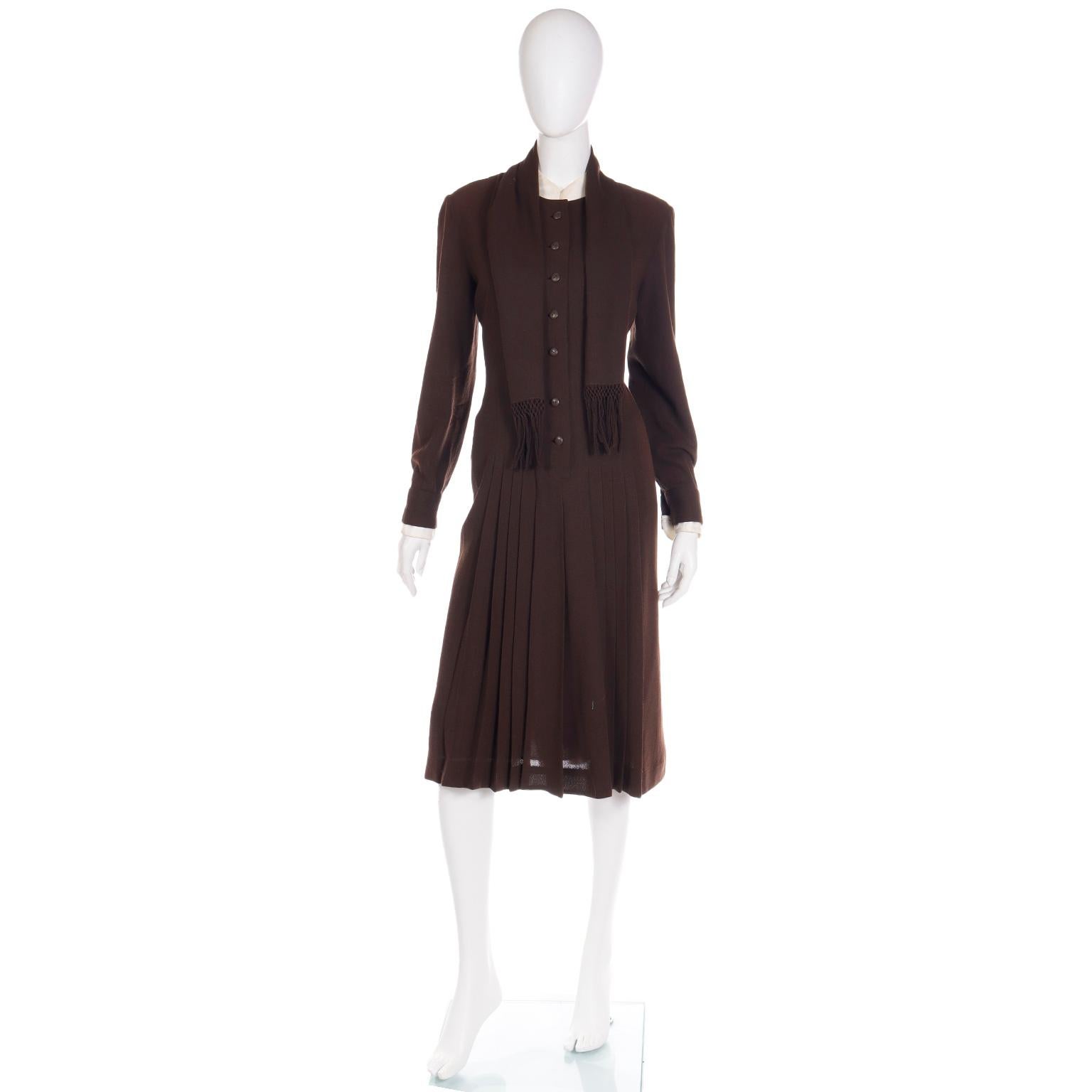 Dieses sehr schicke, raffinierte Vintage-Kleid wurde Ende der 1970er Jahre von Jean Louis für I. Magnin hergestellt. Wir haben dieses Kleid aus einem prominenten Nachlass erworben, der nur außergewöhnliche High-End-Designer-Vintage-Kleidung aus den