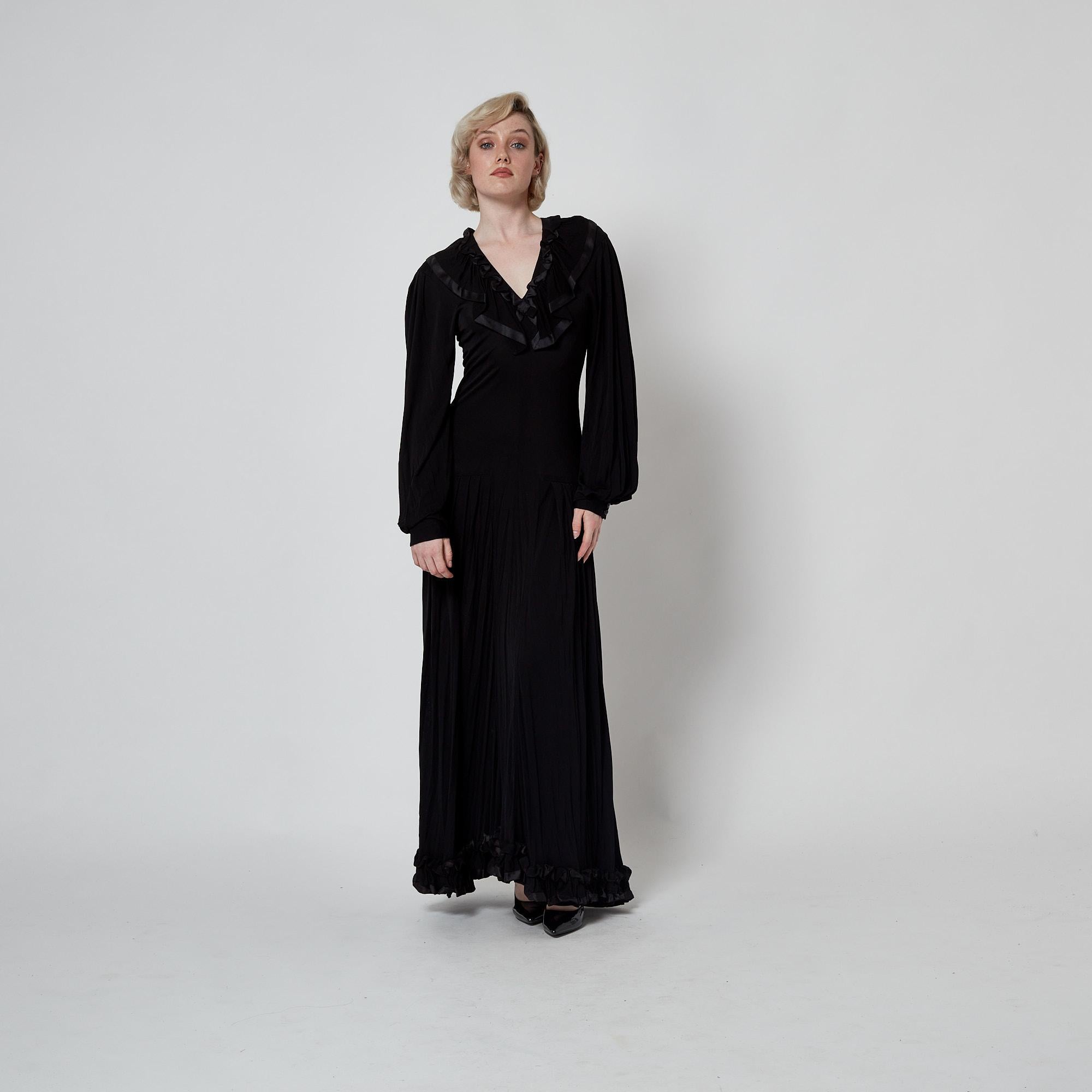 1970er Jean Muir Schwarzes Jersey-Maxikleid mit Schleifenverzierung im Angebot 1