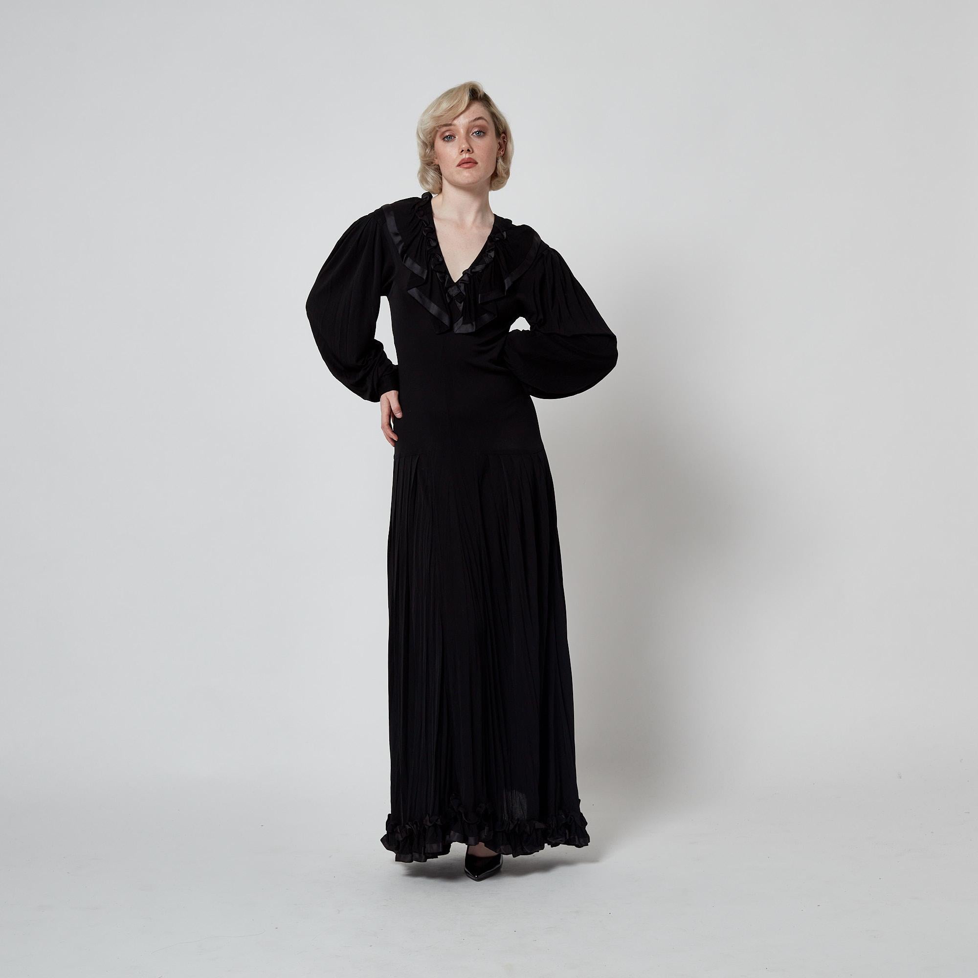 1970er Jean Muir Schwarzes Jersey-Maxikleid mit Schleifenverzierung im Angebot 3