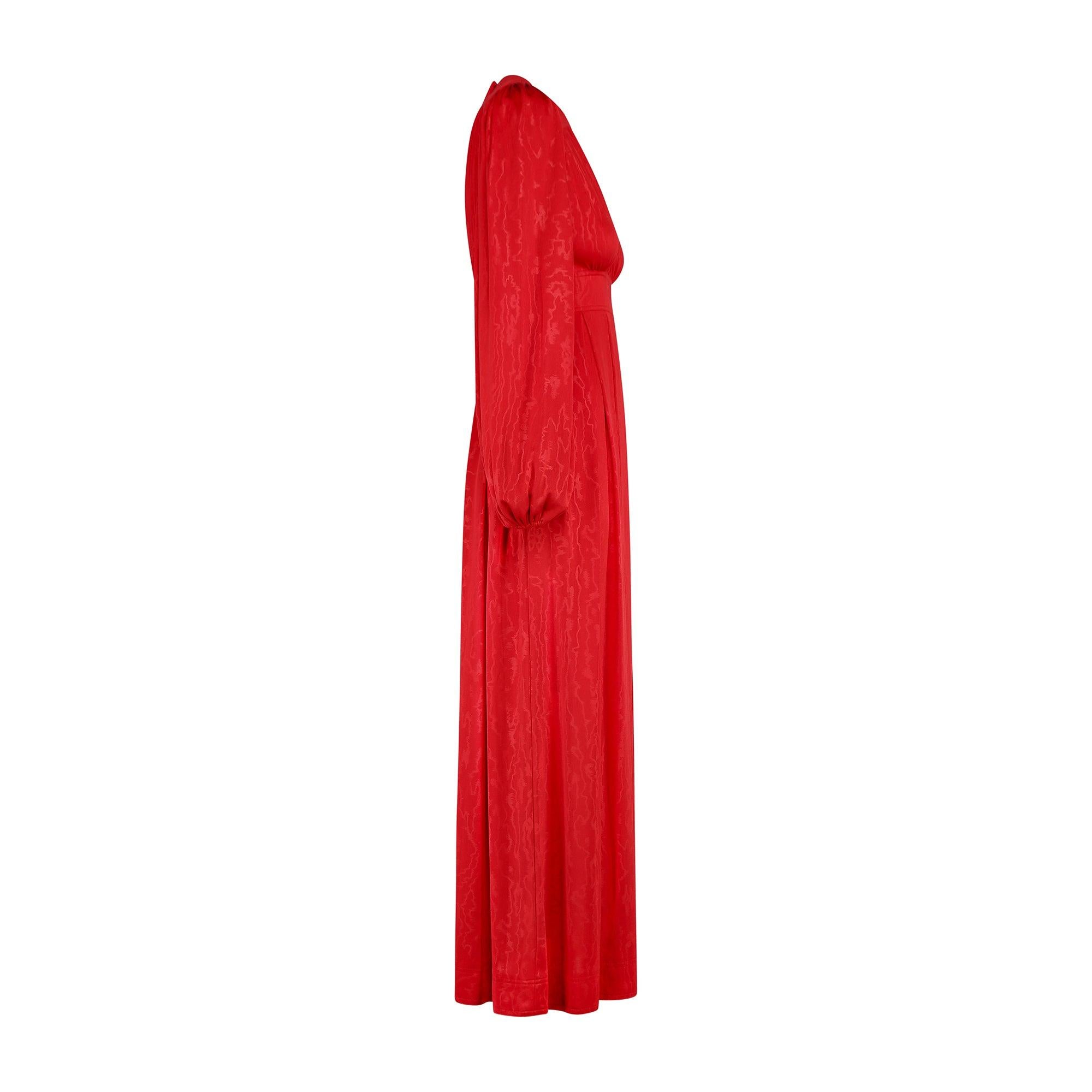 Un gran ejemplo es este vestido de punto de viscosa de la emblemática diseñadora británica Jean Muir, diseñado durante su apogeo en los años 70. Presenta un cuerpo suelto de corte generoso y una falda de gran vuelo que cae hasta el suelo. El busto