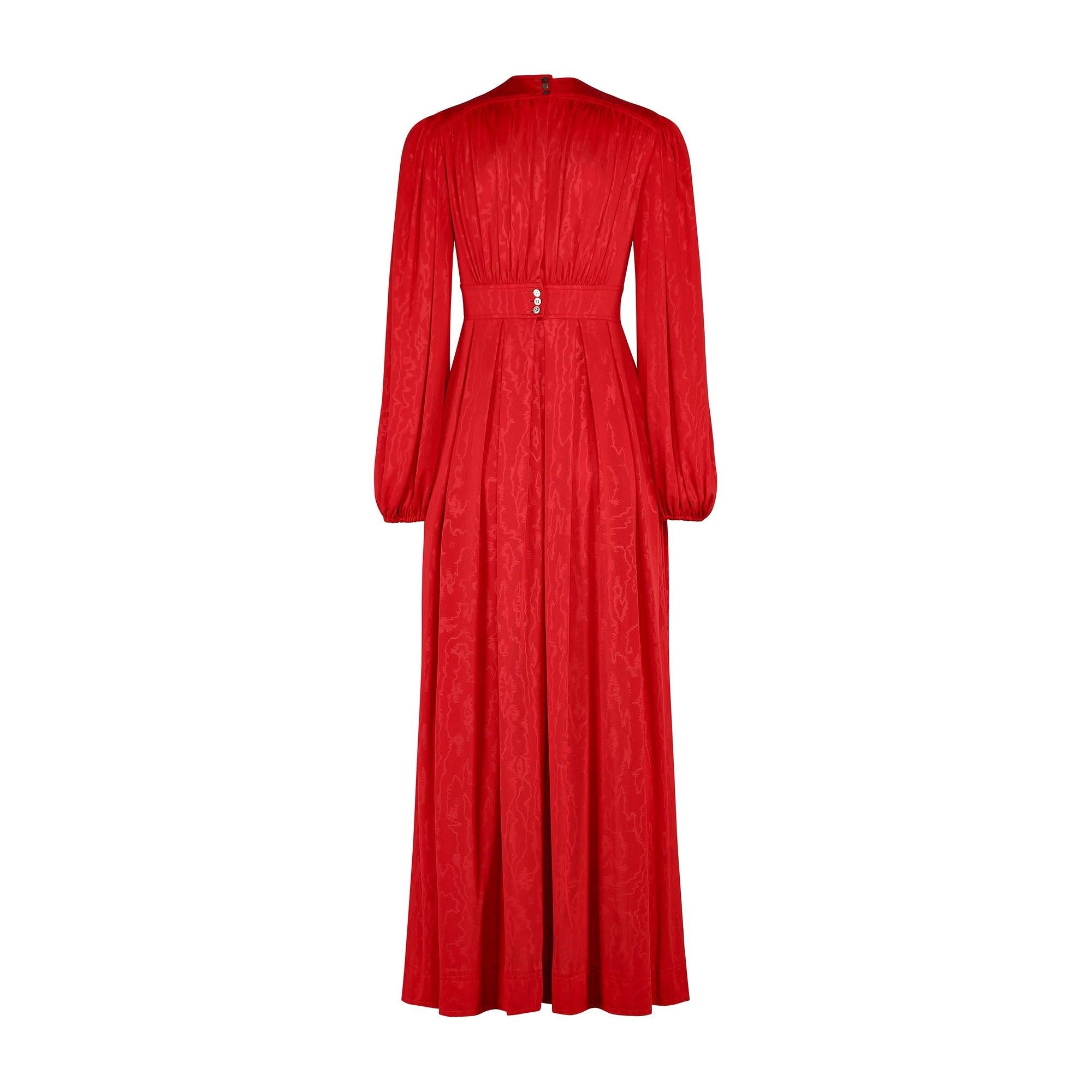 Maxivestido de manga larga de punto de moaré rojo Jean Muir de los años 70 Rojo en venta