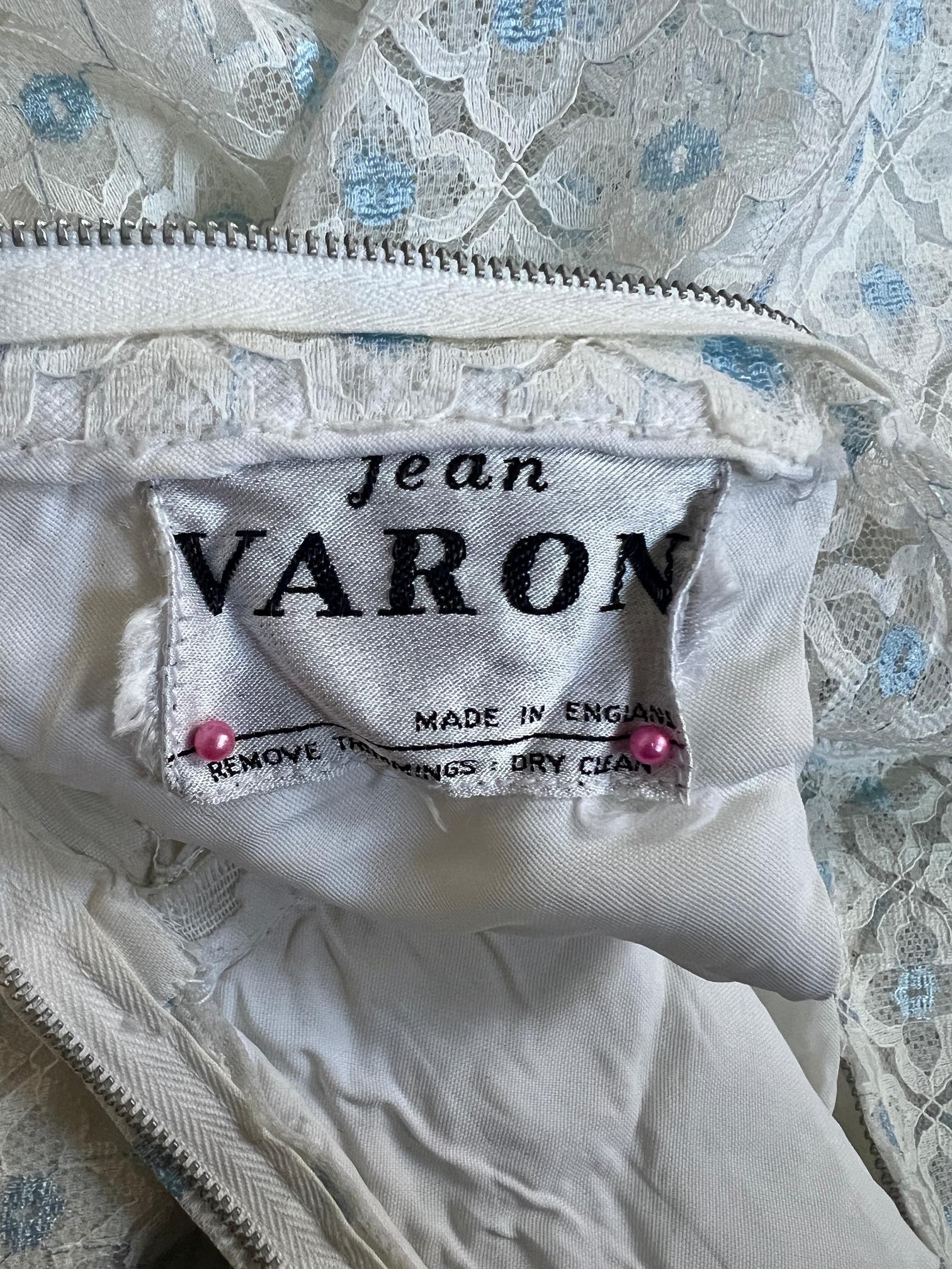 De las mujeres Maxivestido de volantes de encaje azul y blanco de Jean Varon de los años 70 en venta