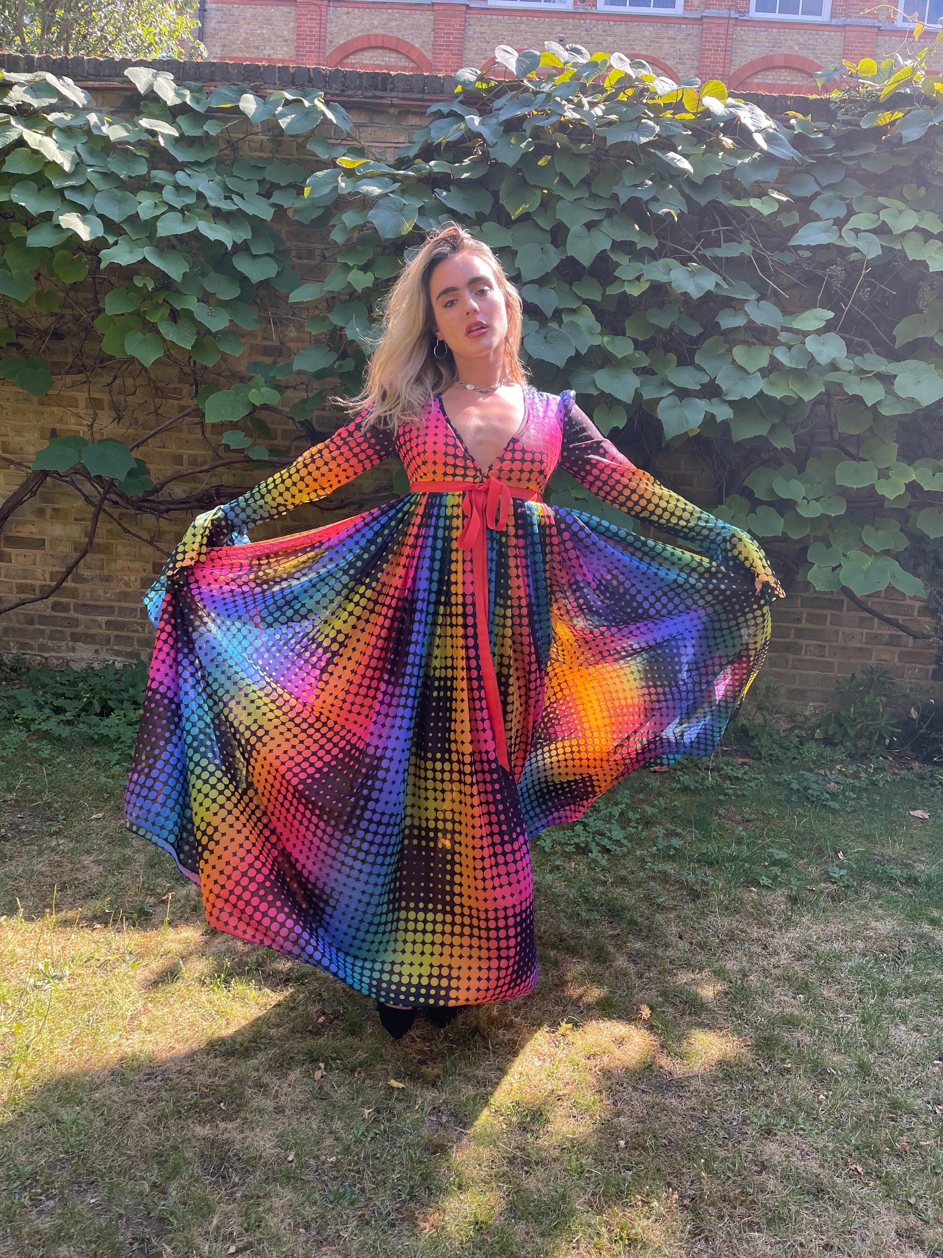 Maxi-abito arcobaleno di Jean Varon degli anni '70 con maniche ad angelo in vendita 1