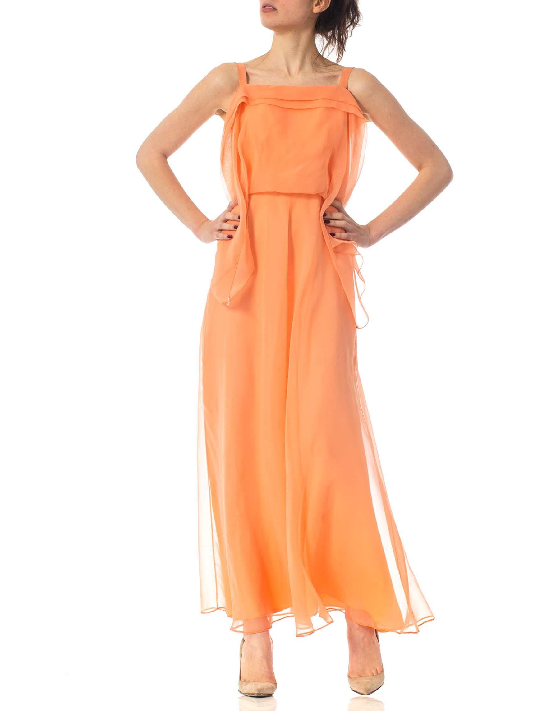 1970S JEAN VARON Peach Polyester Chiffon Backless Minimal Disco Goddess Gown In Excellent Condition For Sale In New York, NY