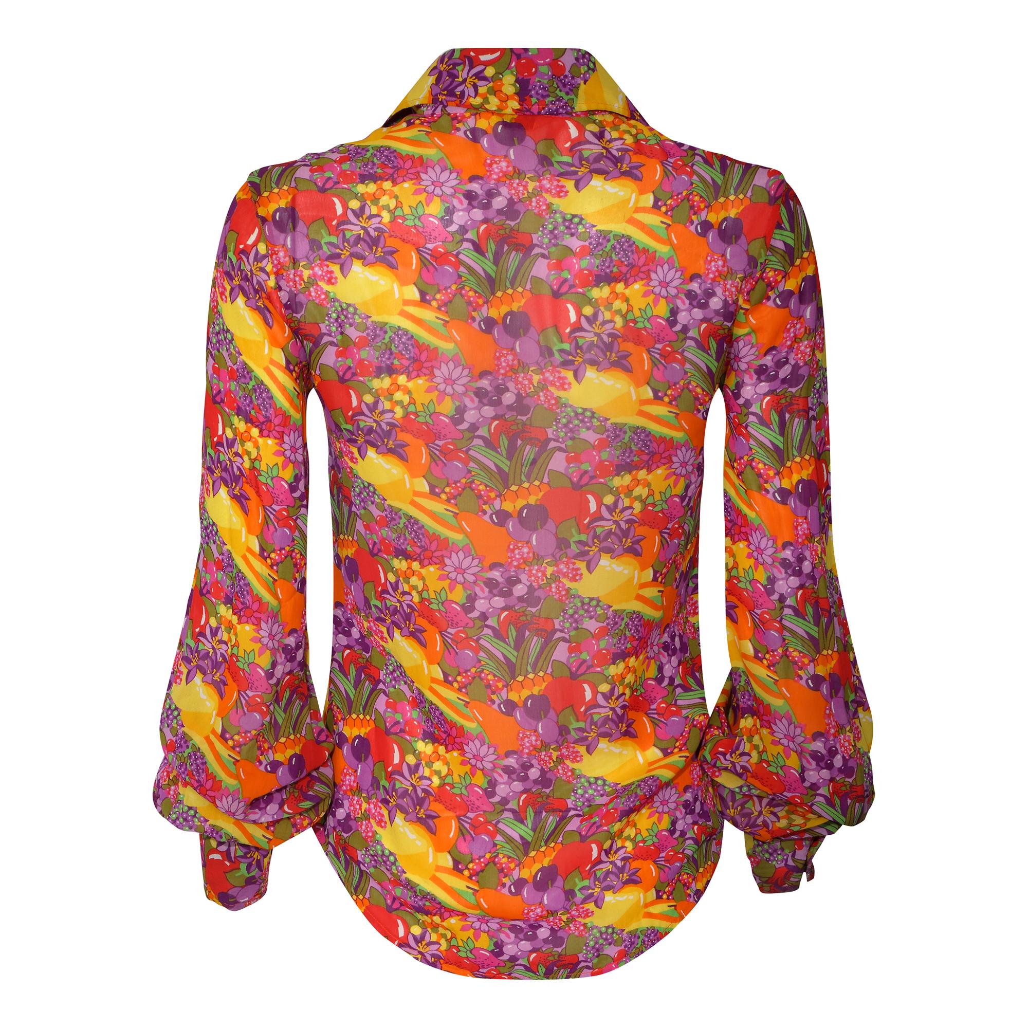 Favolosa camicia con stampa floreale e macedonia di Jeff Banks della fine degli anni '60-inizio anni '70, realizzata in un tessuto di viscosa molto leggero e fluttuante. Ci sono tre bottoni su ciascuno dei polsini dritti con un'enorme manica a