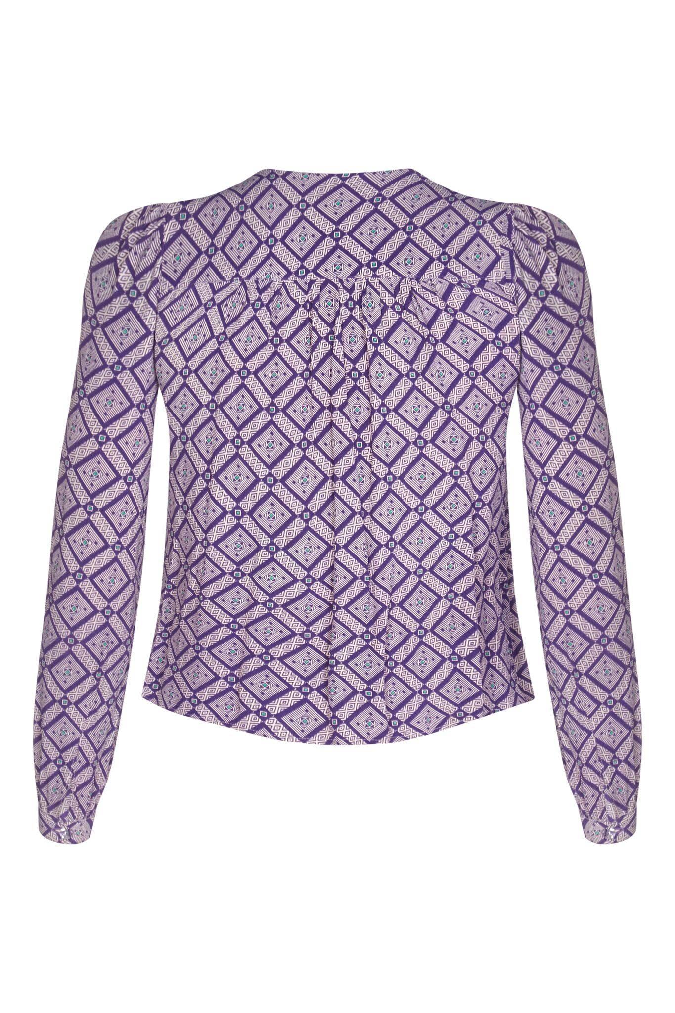 Cette énigmatique blouse géométrique violette des années 1970 avec col à nœud de chatte est une pièce du célèbre designer britannique Jeff Banks, dans le cadre de sa marque de boutiques à succès des années 1960 et 1970, Clobber. Cette pièce en