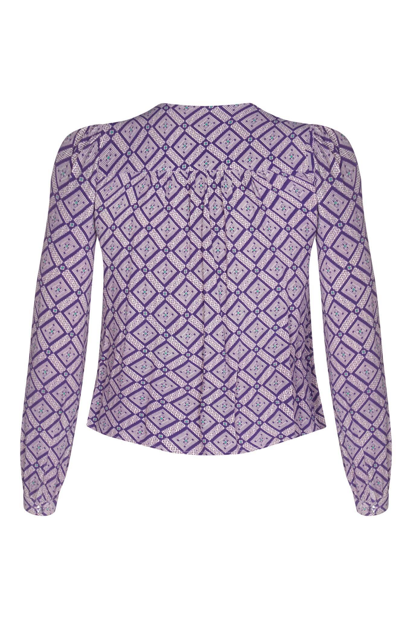 Diese rätselhafte lilafarbene geometrische Bluse aus den 1970er-Jahren mit Kragen mit Schleife ist ein Stück des berühmten britischen Designers Jeff Banks, der in den 1960er- und 1970er-Jahren für seine erfolgreiche Boutique-Marke Clobber tätig war.