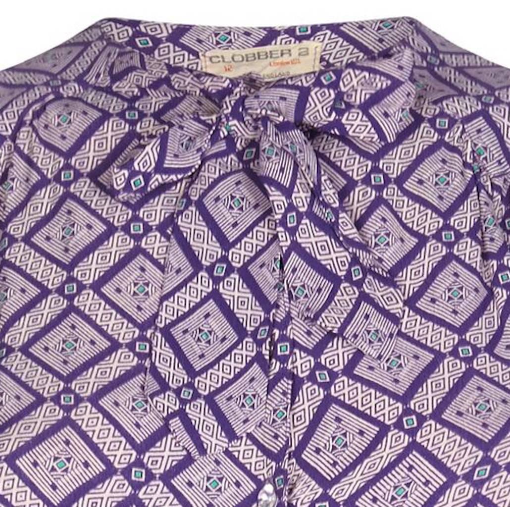 Gris Jeff Banks - Blouse géométrique violette des années 1970 en vente