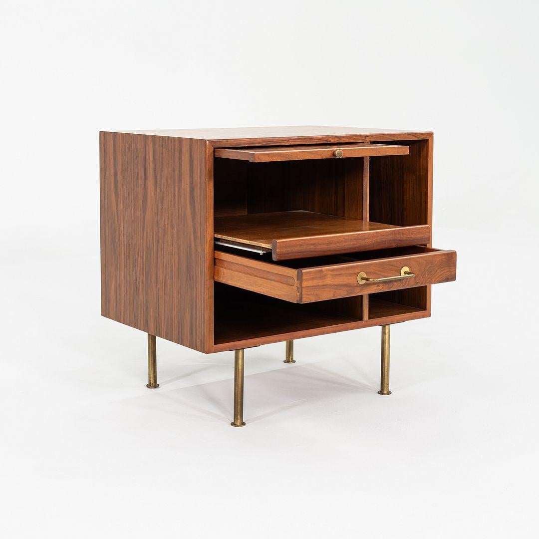 1970 Jens Risom Design 27 pouces Cabinet / Table de nuit en noyer en vente 4