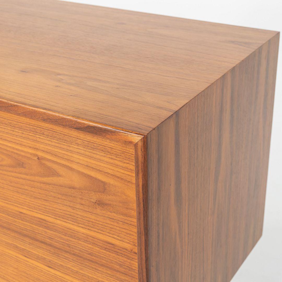 1970 Jens Risom Design 27 pouces Cabinet / Table de nuit en noyer en vente 5