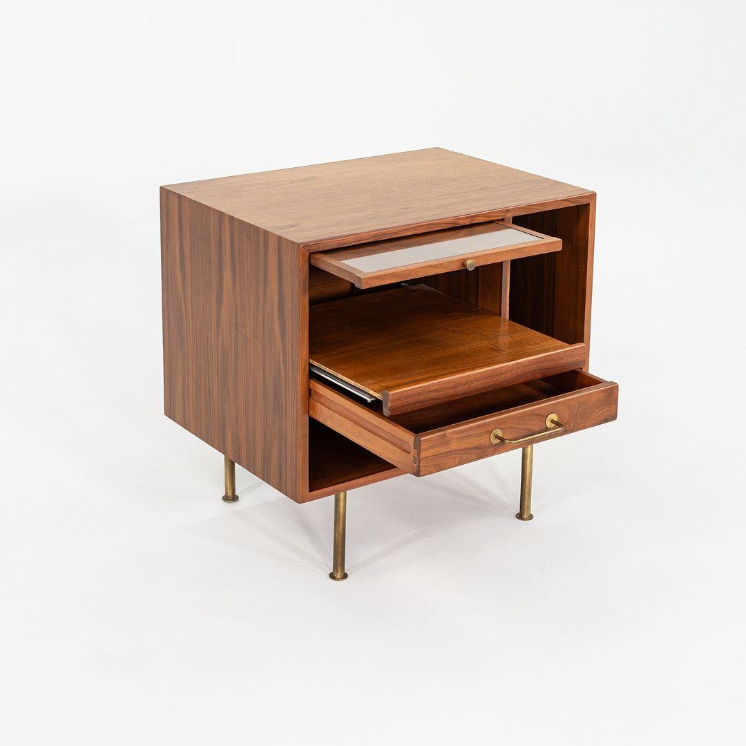 Il s'agit d'une table de nuit en noyer, conçue à l'origine par Jens Risom pour Jens Risom Designs. Cet exemplaire particulier a été fabriqué à la main aux États-Unis et date des années 1970. La table de nuit est composée d'un cadre en noyer et