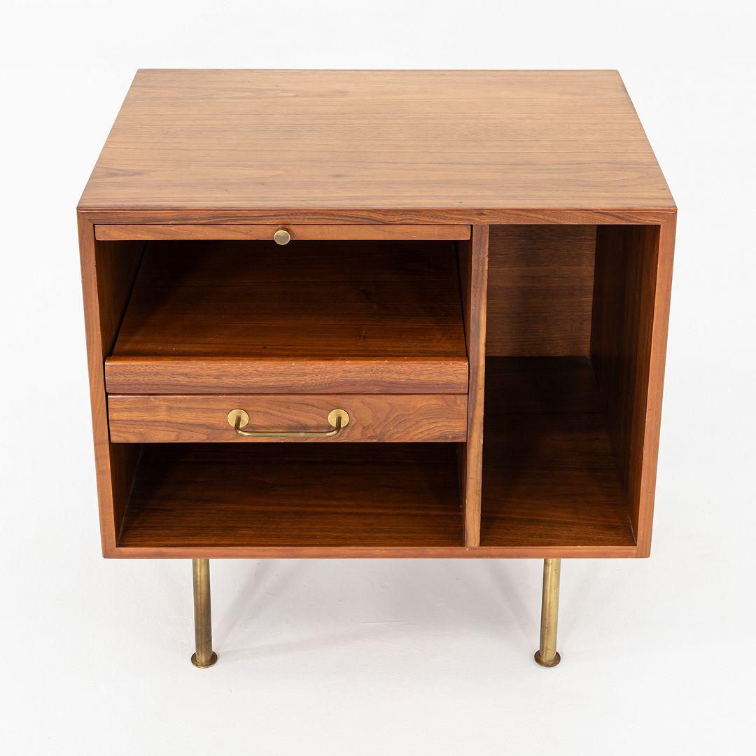 Moderne 1970 Jens Risom Design 27 pouces Cabinet / Table de nuit en noyer en vente