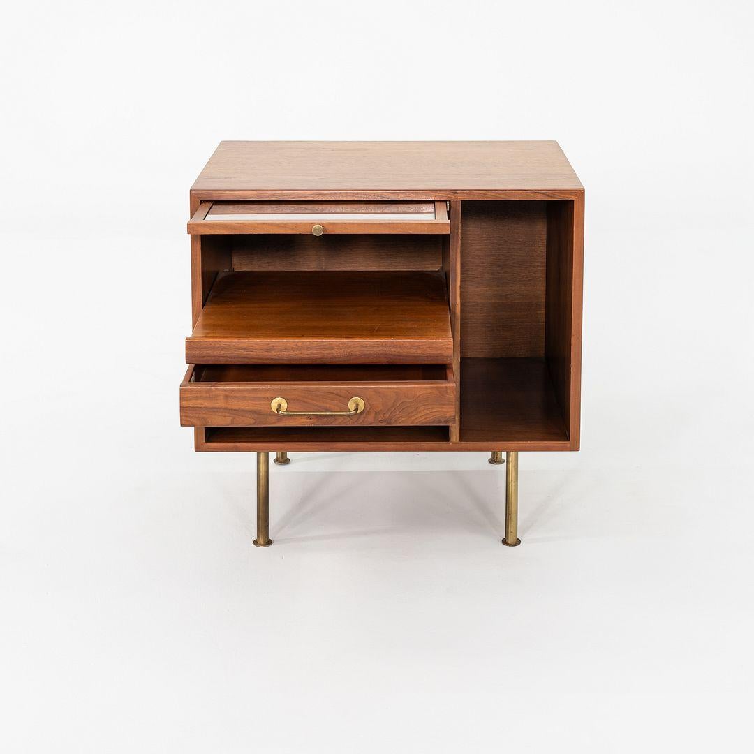Américain 1970 Jens Risom Design 27 pouces Cabinet / Table de nuit en noyer en vente