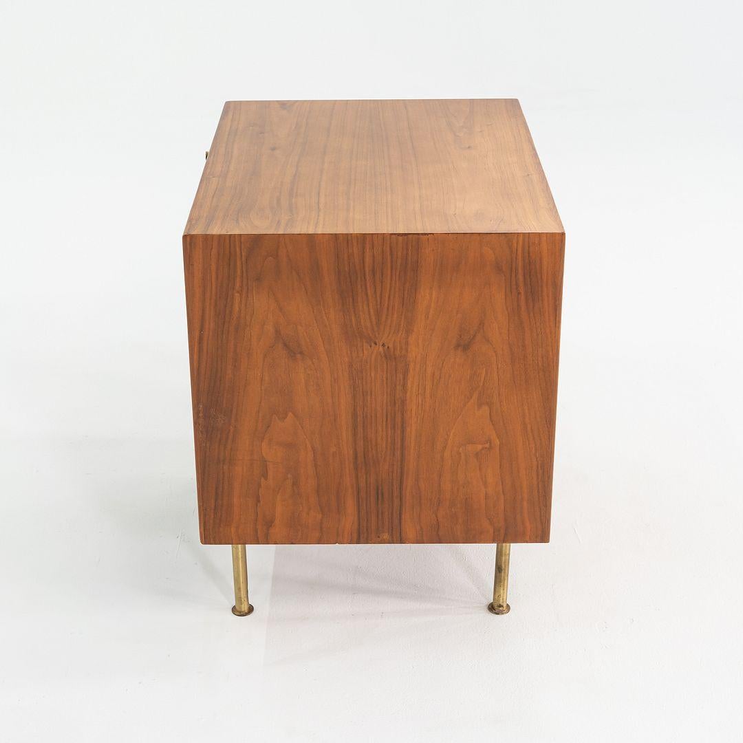 1970 Jens Risom Design 27 pouces Cabinet / Table de nuit en noyer Bon état - En vente à Philadelphia, PA