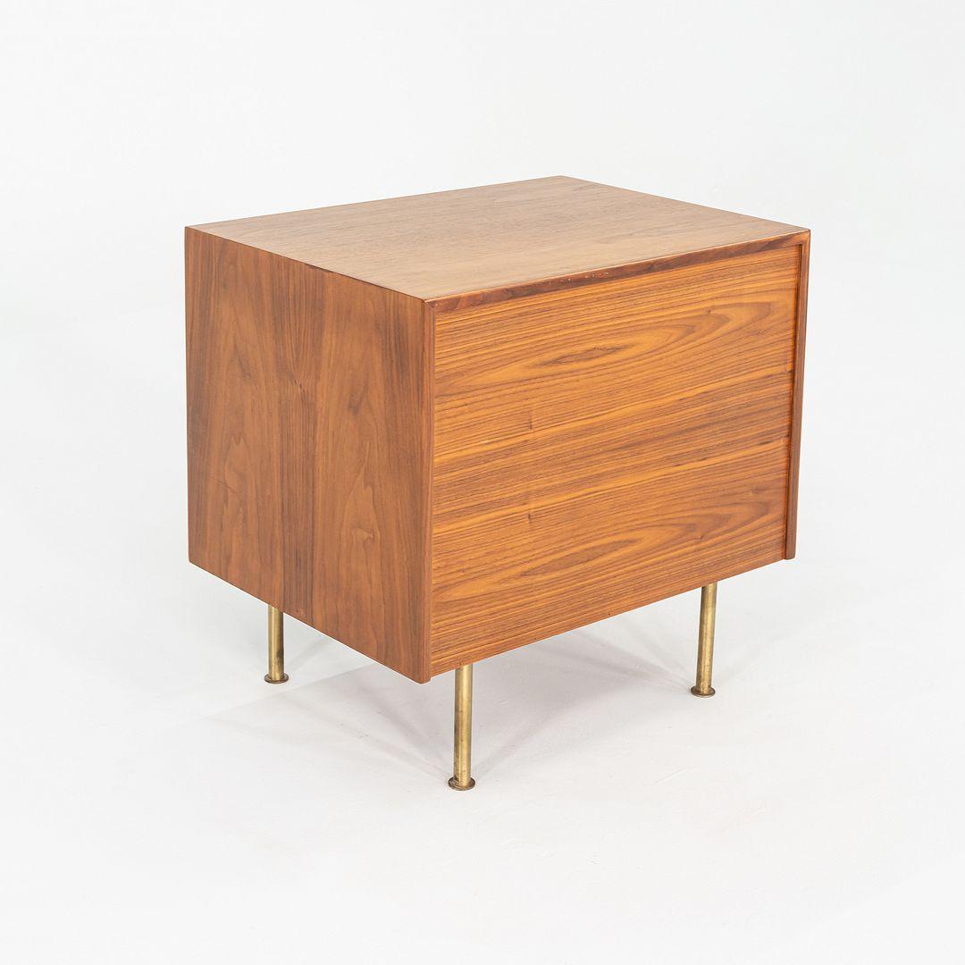 Fin du 20e siècle 1970 Jens Risom Design 27 pouces Cabinet / Table de nuit en noyer en vente
