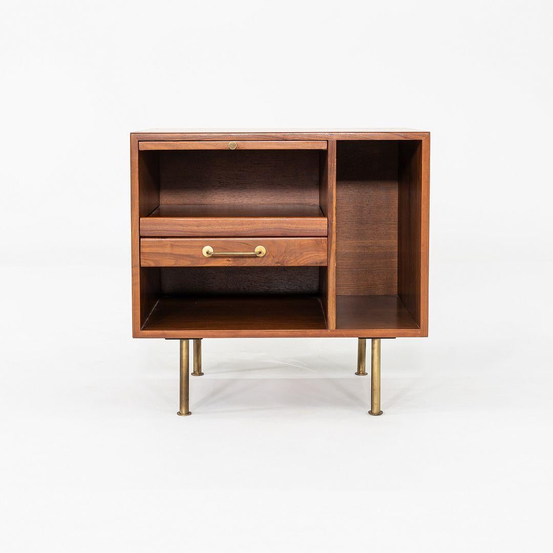 1970 Jens Risom Design 27 pouces Cabinet / Table de nuit en noyer en vente 1