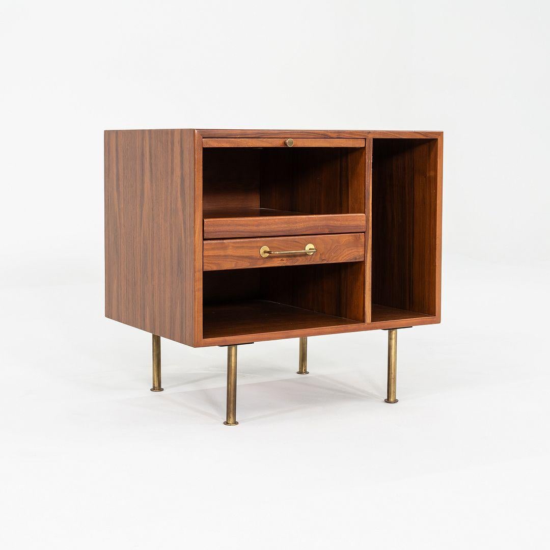 1970 Jens Risom Design 27 pouces Cabinet / Table de nuit en noyer en vente 2