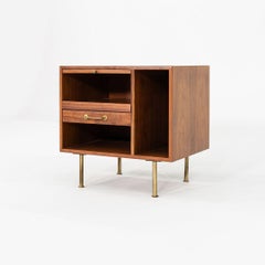 1970 Jens Risom Design 27 pouces Cabinet / Table de nuit en noyer