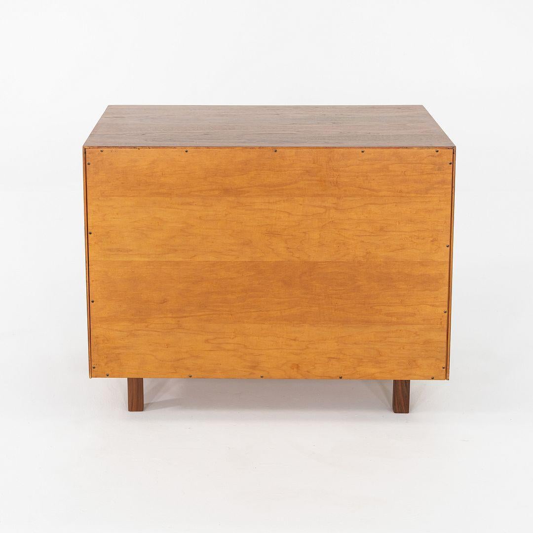 Jens Risom Design degli anni '70, mobile/comò da 36 pollici in noce in vendita 3