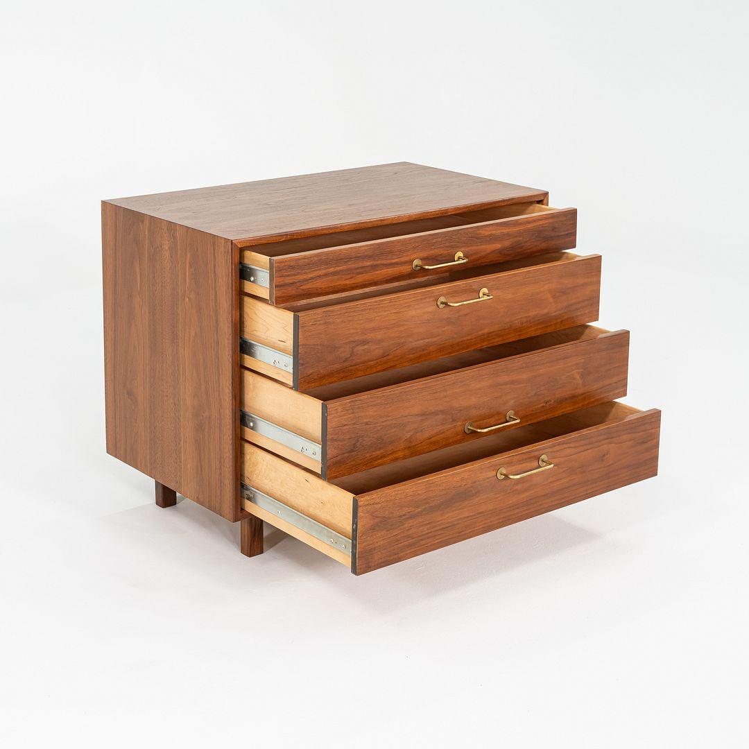 Jens Risom Design degli anni '70, mobile/comò da 36 pollici in noce in vendita 5