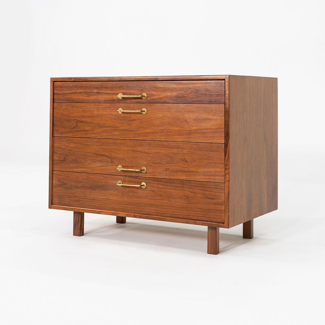Si tratta di un mobile/comò in noce progettato da Jens Risom e prodotto dalla sua azienda, Jens Risom Designs. È stata realizzata a mano negli Stati Uniti negli anni Settanta. Ha una cassa in noce splendidamente rifinita e dispone di quattro