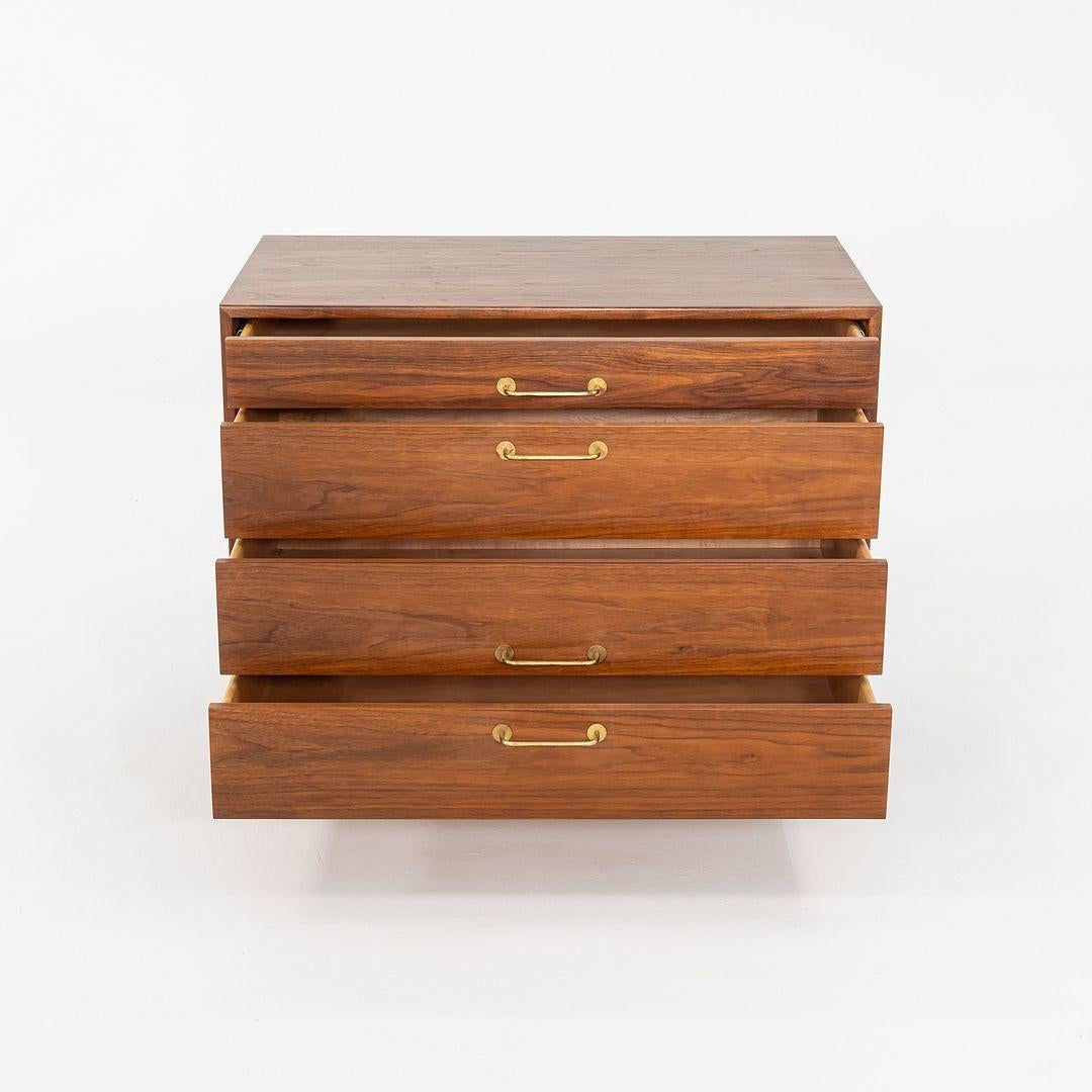 Moderno Jens Risom Design degli anni '70, mobile/comò da 36 pollici in noce in vendita