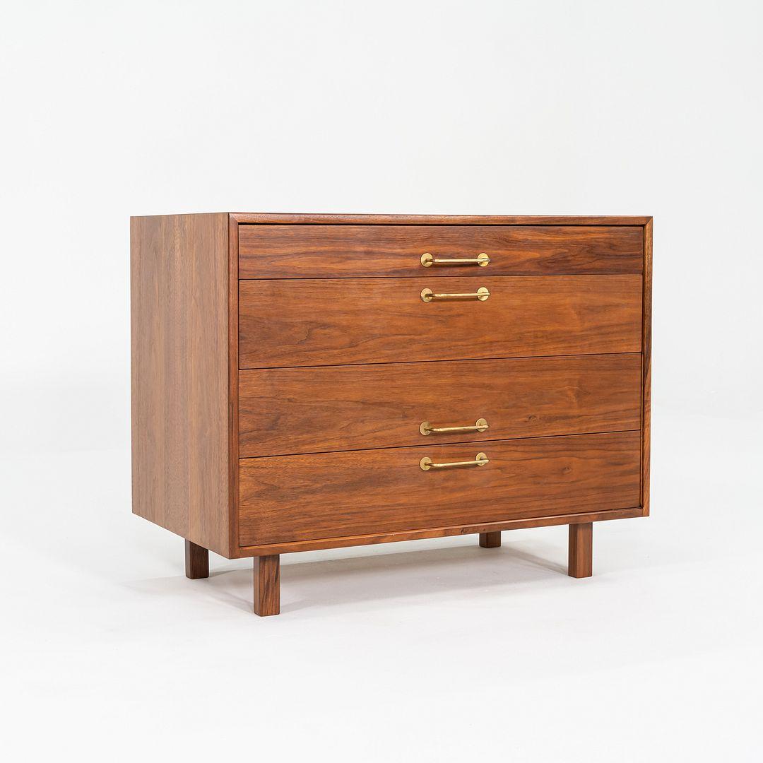 Americano Jens Risom Design degli anni '70, mobile/comò da 36 pollici in noce in vendita