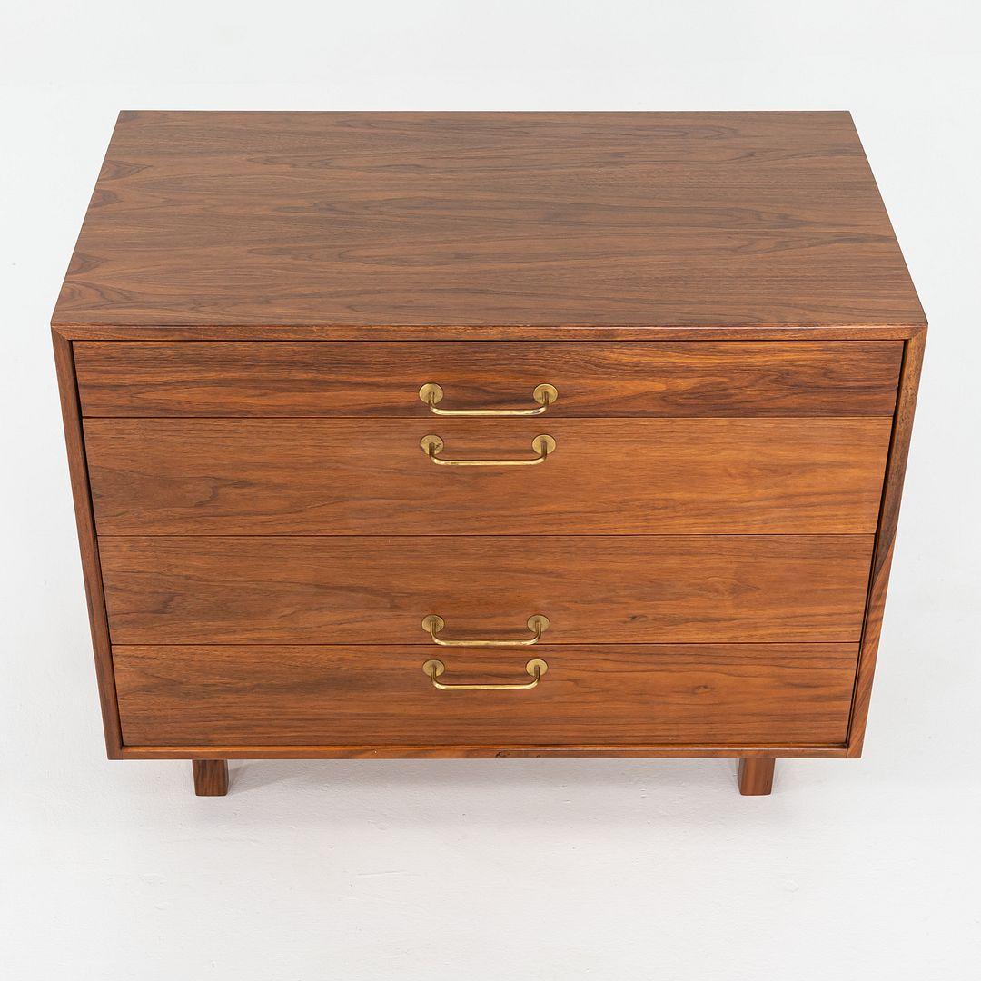 Jens Risom Design degli anni '70, mobile/comò da 36 pollici in noce In condizioni buone in vendita a Philadelphia, PA