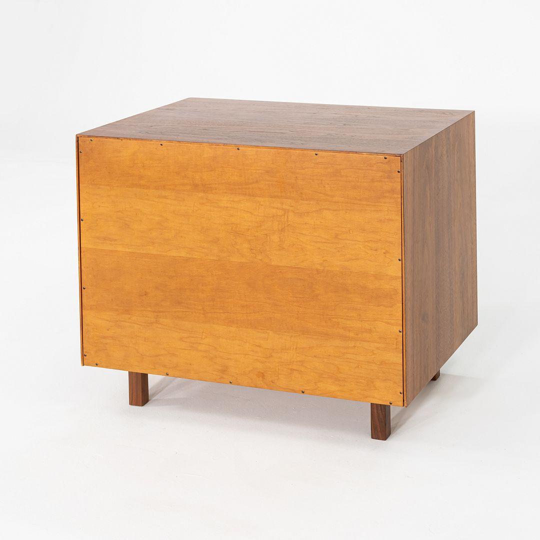 Fine XX secolo Jens Risom Design degli anni '70, mobile/comò da 36 pollici in noce in vendita