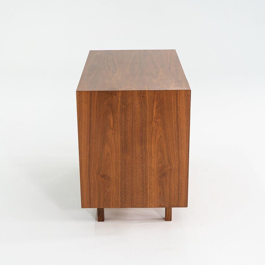 Noce Jens Risom Design degli anni '70, mobile/comò da 36 pollici in noce in vendita