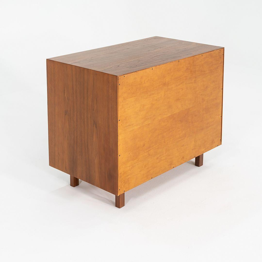 Jens Risom Design degli anni '70, mobile/comò da 36 pollici in noce in vendita 1