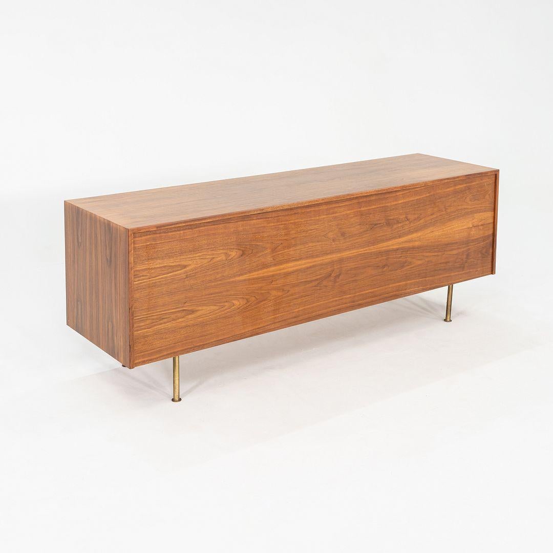 1970er Jens Risom Design 72 Zoll Anrichte / Schrank aus Nussbaum und Messing im Angebot 3
