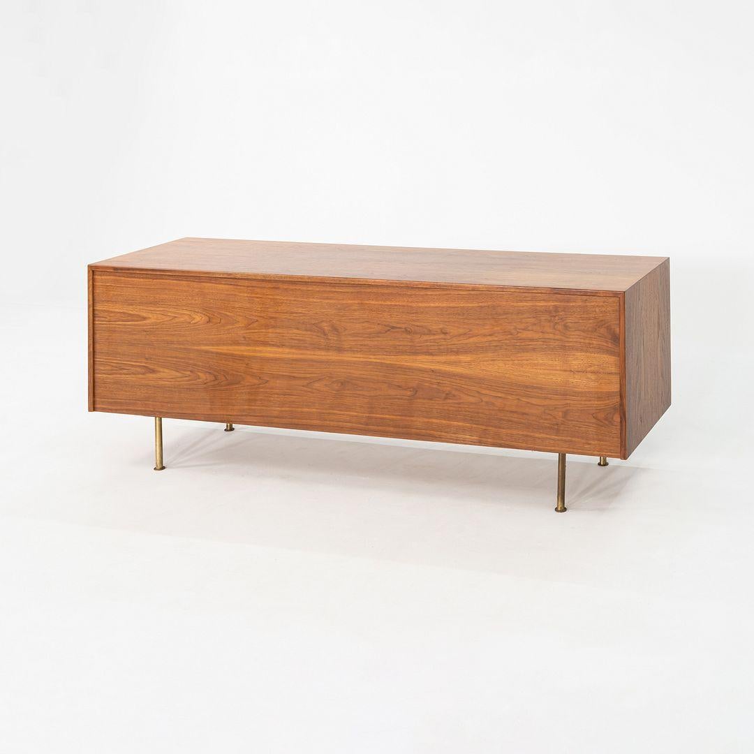 1970er Jens Risom Design 72 Zoll Anrichte / Schrank aus Nussbaum und Messing im Angebot 4