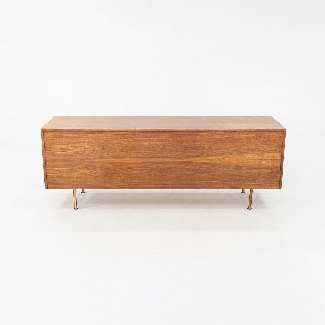 1970er Jens Risom Design 72 Zoll Anrichte / Schrank aus Nussbaum und Messing im Angebot 5