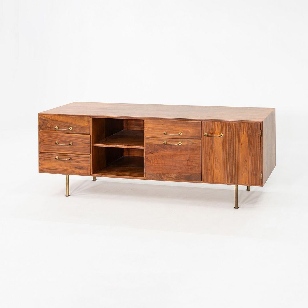 1970er Jens Risom Design 72 Zoll Anrichte / Schrank aus Nussbaum und Messing (Moderne) im Angebot