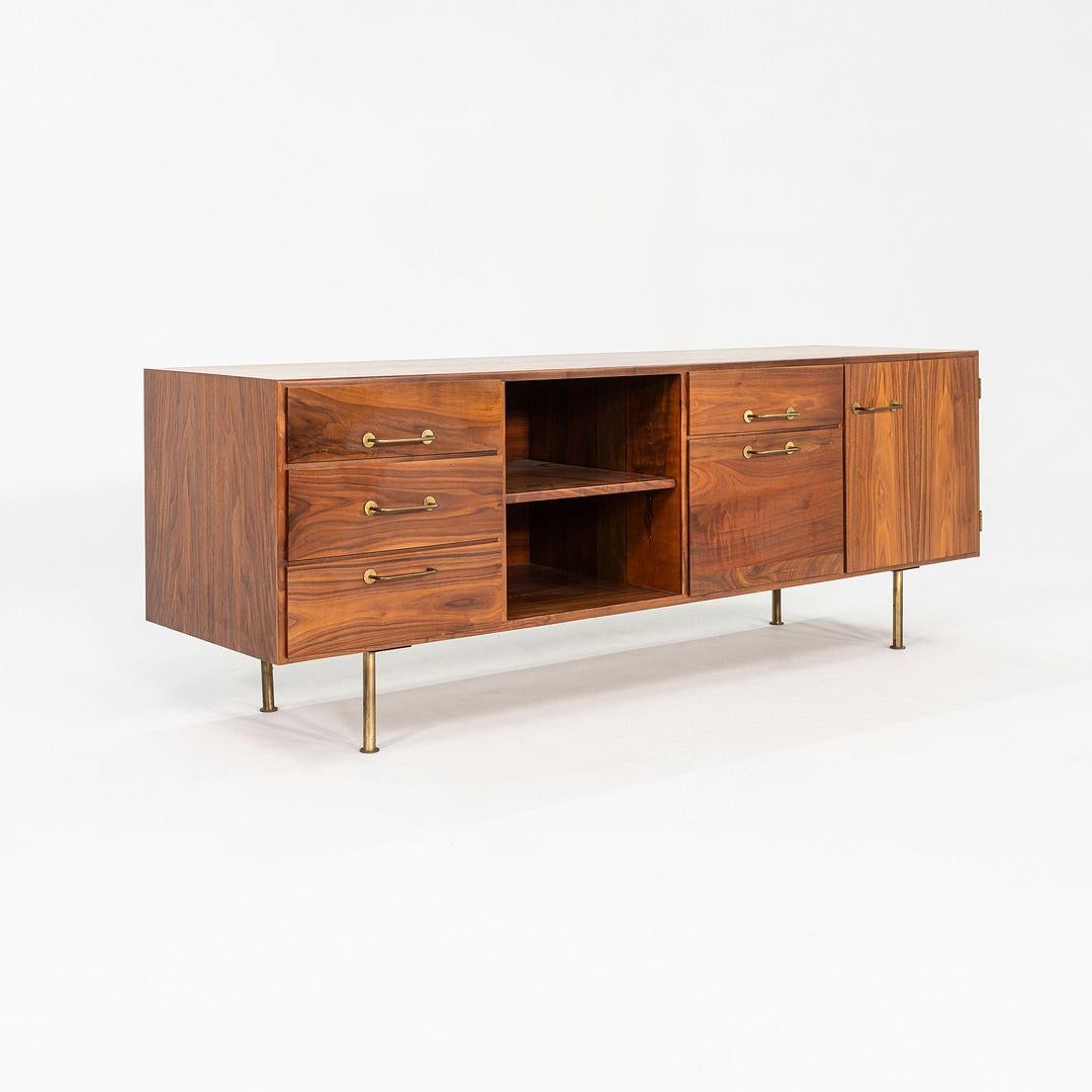 1970er Jens Risom Design 72 Zoll Anrichte / Schrank aus Nussbaum und Messing (amerikanisch) im Angebot