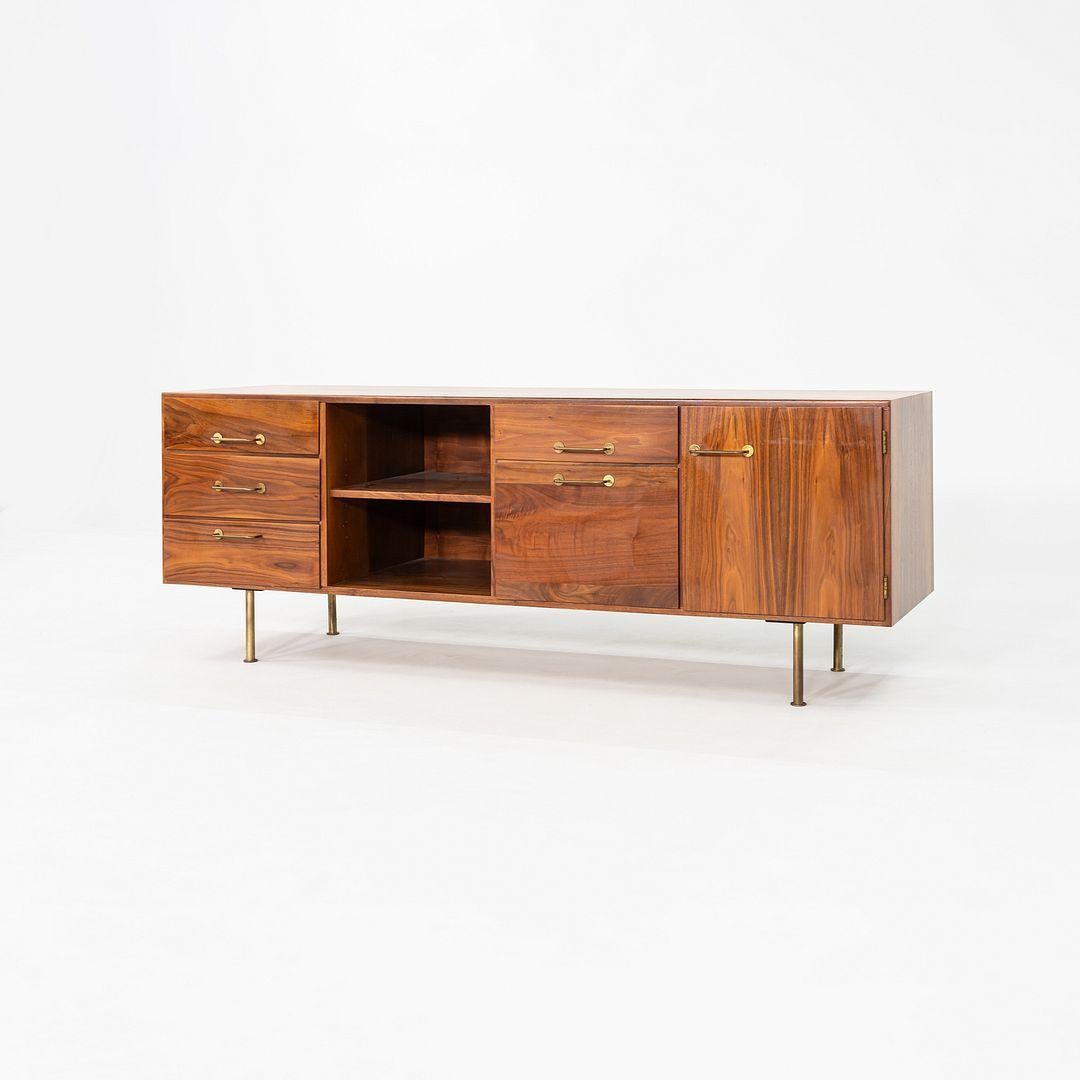 1970er Jens Risom Design 72 Zoll Anrichte / Schrank aus Nussbaum und Messing im Zustand „Gut“ im Angebot in Philadelphia, PA