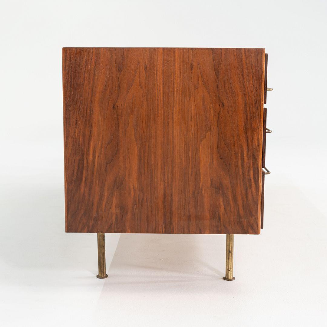 1970er Jens Risom Design 72 Zoll Anrichte / Schrank aus Nussbaum und Messing (Ende des 20. Jahrhunderts) im Angebot
