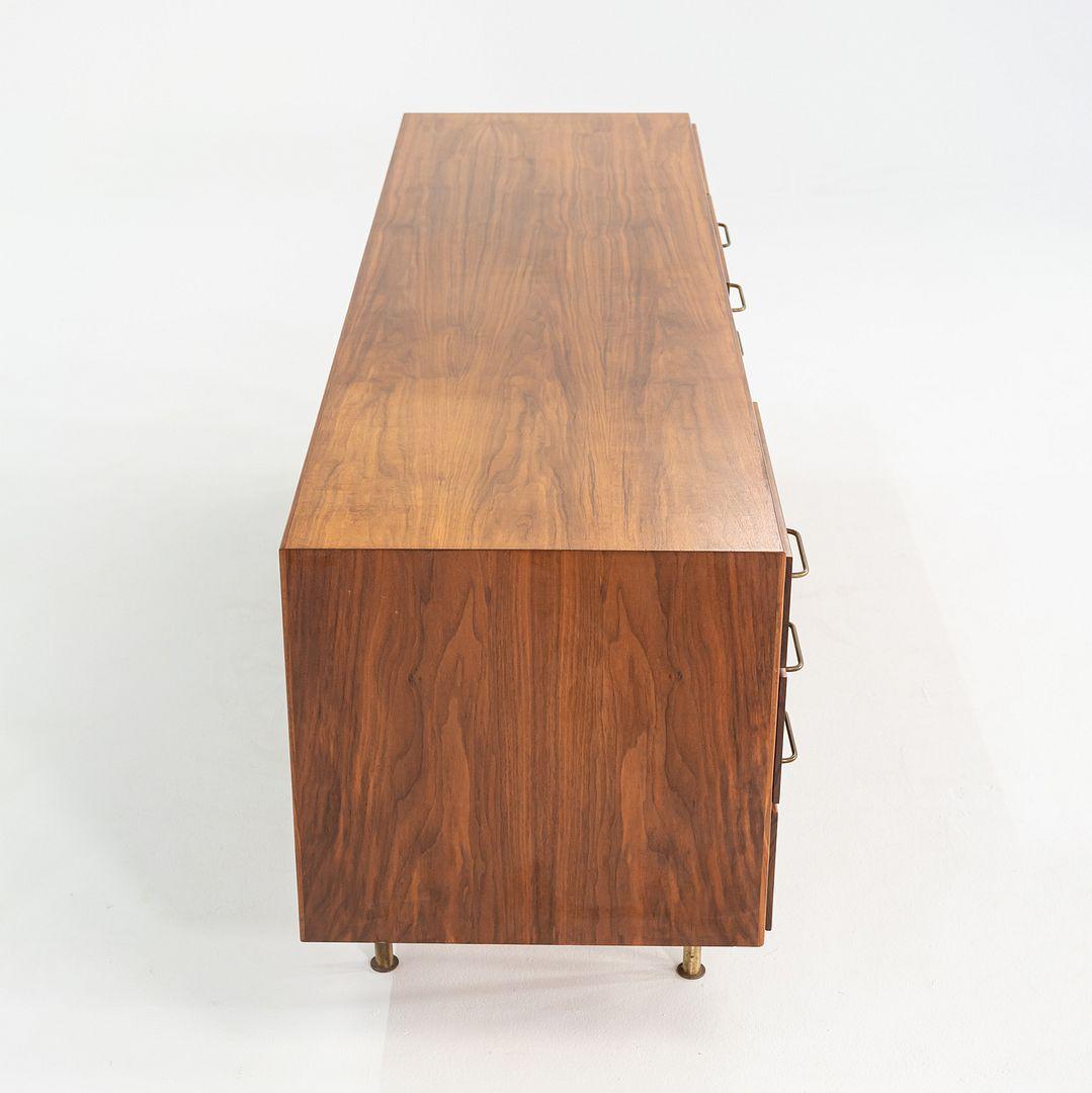 1970er Jens Risom Design 72 Zoll Anrichte / Schrank aus Nussbaum und Messing (Walnuss) im Angebot