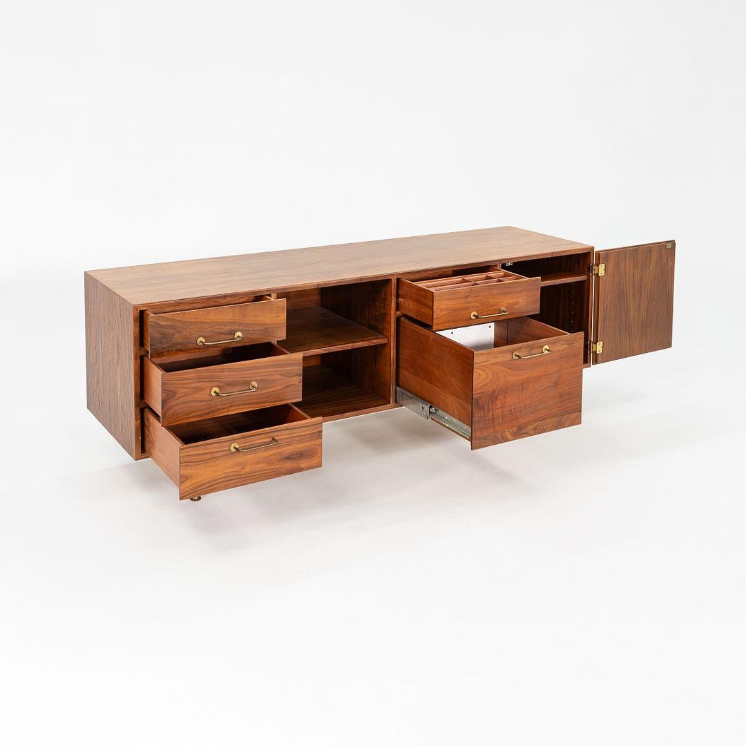 1970er Jens Risom Design 72 Zoll Anrichte / Schrank aus Nussbaum und Messing im Angebot 1