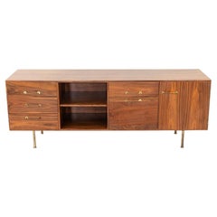 1970 Jens Risom Design 72 pouces Credenza / Cabinet en noyer et laiton